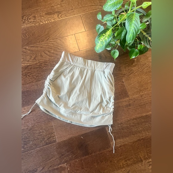 Columbia skort small tan drawstring sides Omni tech - Picture 1 of 8